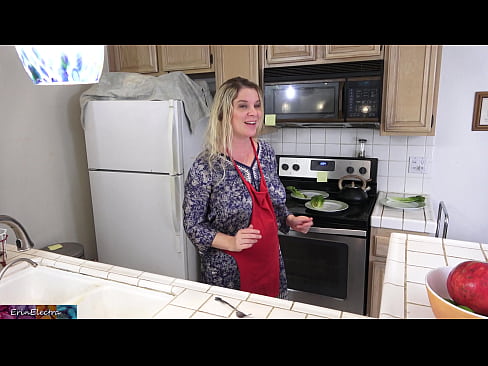 ❤️ A madrasta o ordenha na cozinha antes de sua data ️ Porno bonito em nós ❌❤