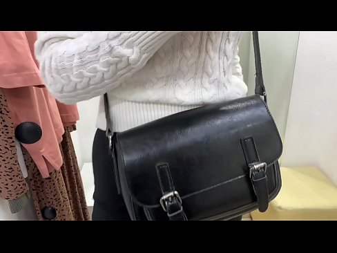 ❤️ Masturbação pública da jovem cadela FeralBerry com um dildo no provador ️ Porno bonito em nós ❌❤