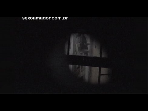 ❤️ Lourinho é secretamente filmado por um voyeur de bairro escondido atrás de tijolos ocos ️ Porno bonito em nós ❌❤