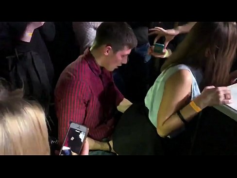 ❤️ Sexo real em uma boate russa. Menina russa de 18 anos no ânus e vagina fodida em uma casa noturna ️ Porno bonito em nós ❌❤